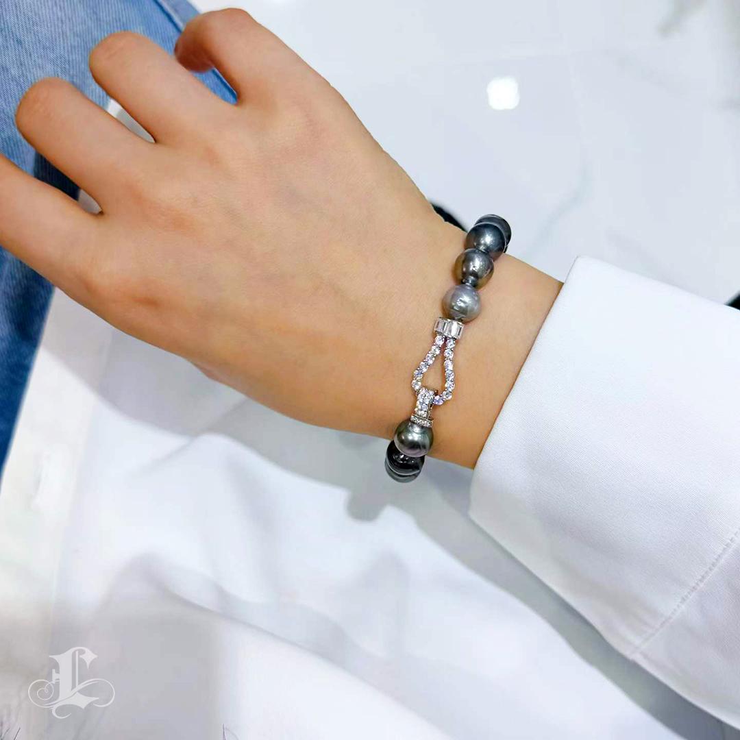 Donna Firma Petite】 Bracciale di perle tahitiane Aurora con chiusura in argento in vendita