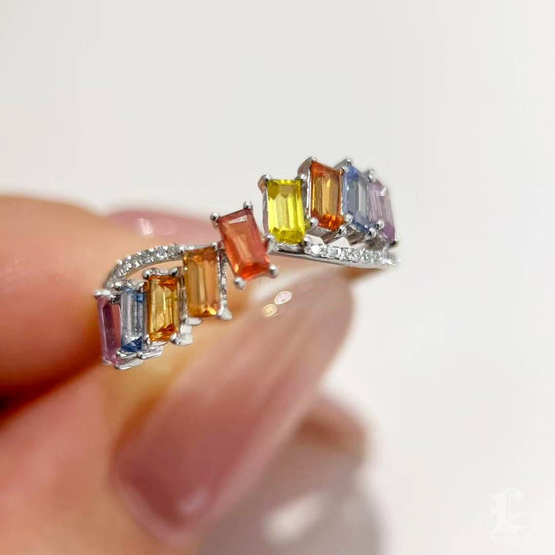 【Petite Signature】Aurora Wave Seven Sapphire Luck Ring Neuf - En vente à New York, NY