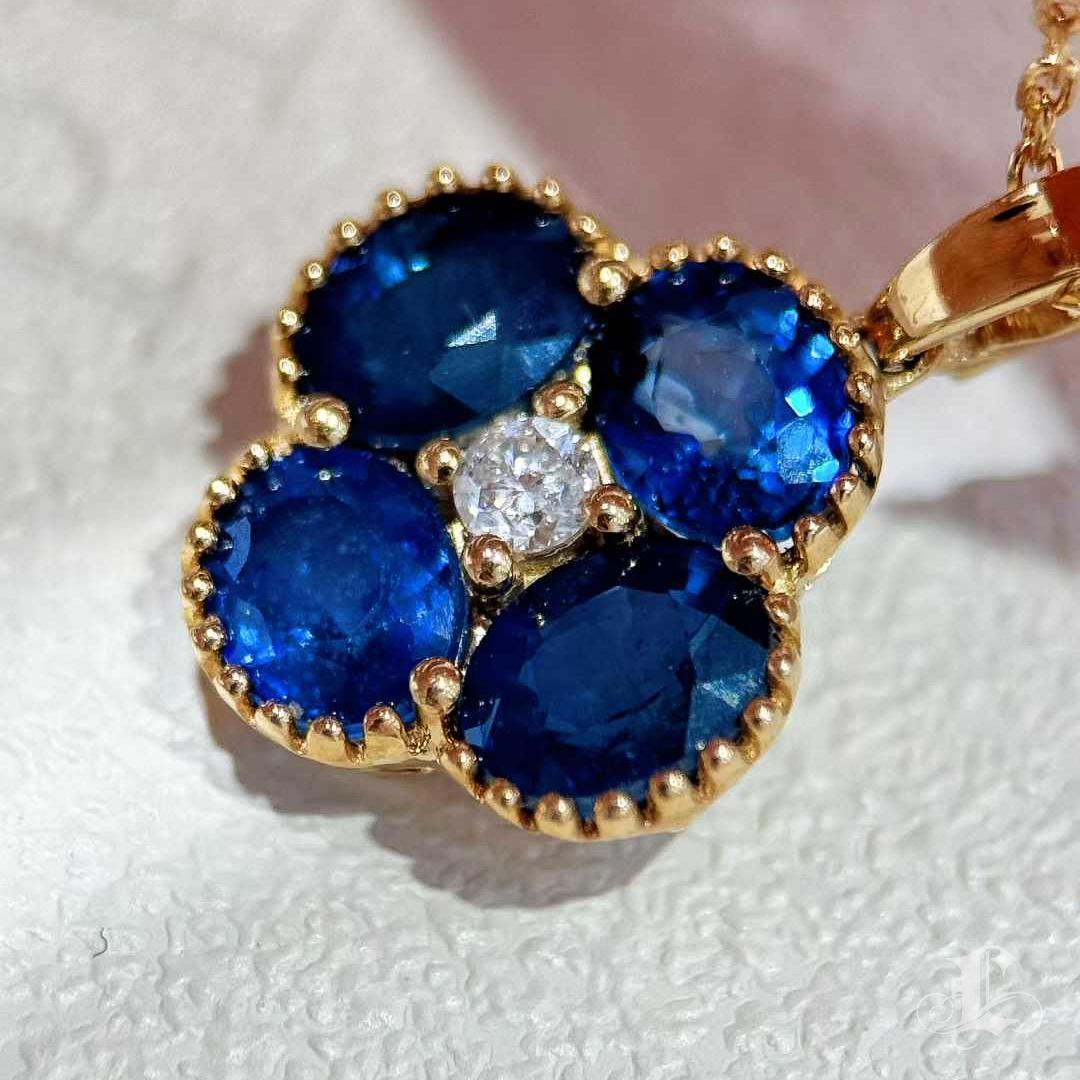 【Énigma】Blue Clover - Sapphire & Diamond Charm Pendentif Neuf - En vente à New York, NY