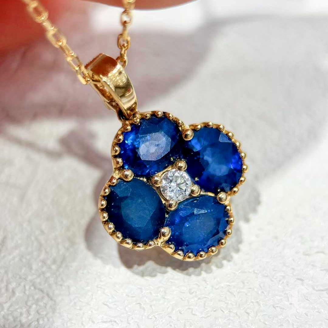 【Énigma】Blue Clover - Sapphire & Diamond Charm Pendentif en vente 1