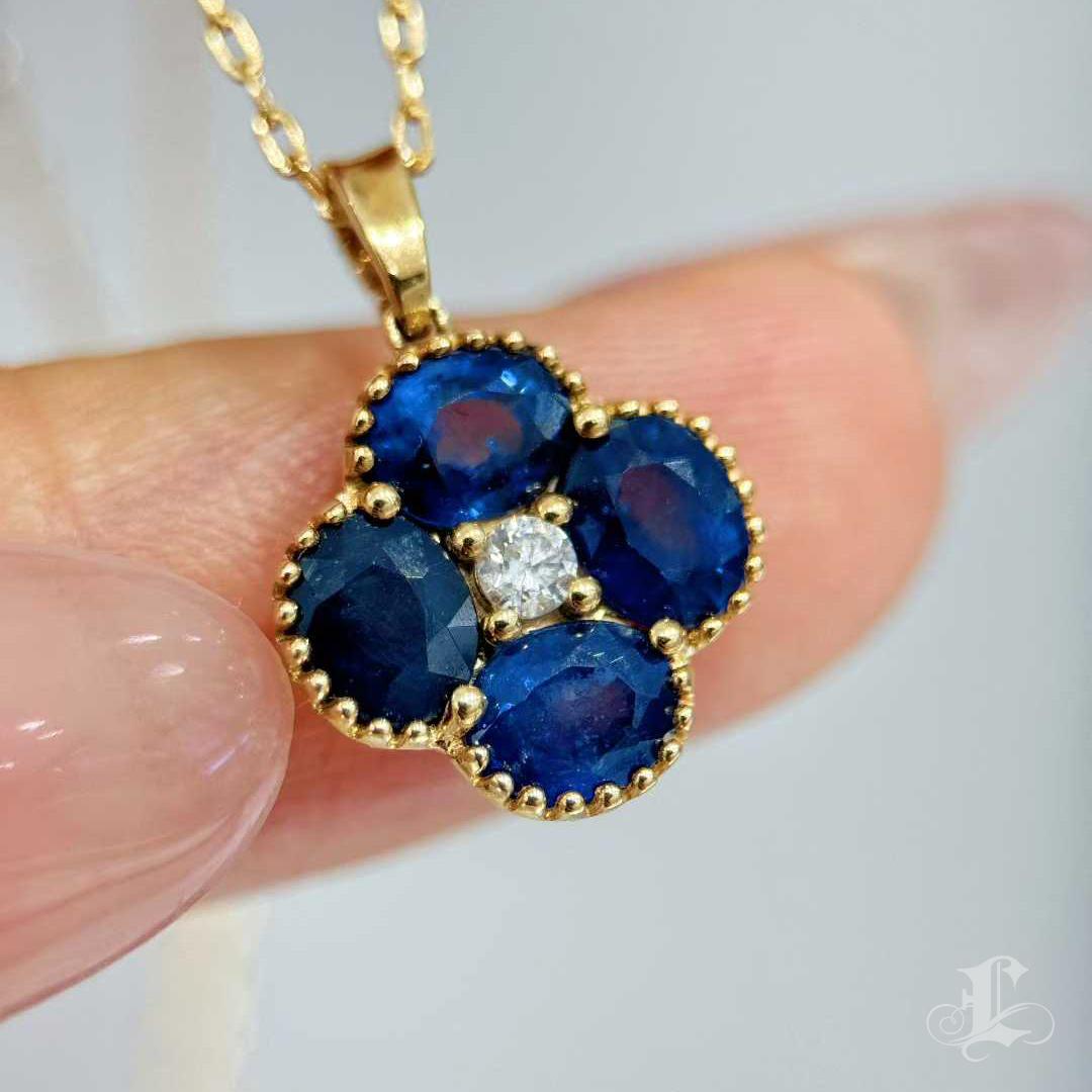 【Énigma】Blue Clover - Sapphire & Diamond Charm Pendentif en vente 2