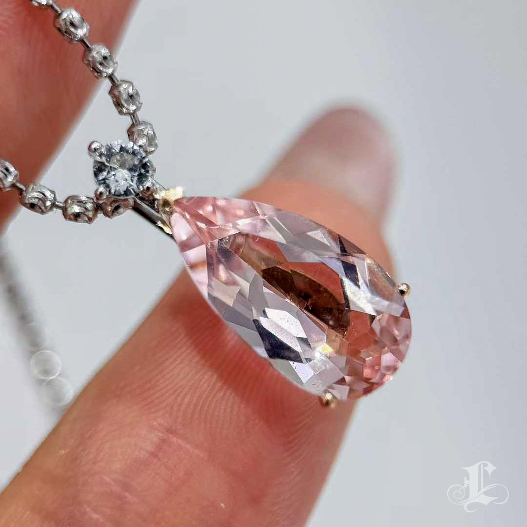 Firma Petite】 Ciondolo in platino con Morganite e Acquamarina a goccia rossa in vendita 1