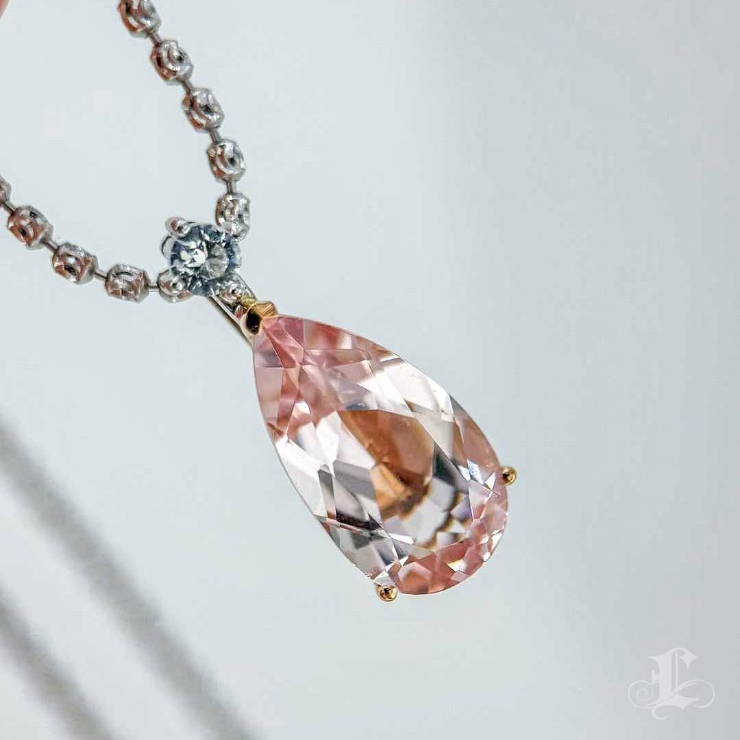 Firma Petite】 Ciondolo in platino con Morganite e Acquamarina a goccia rossa in vendita 2