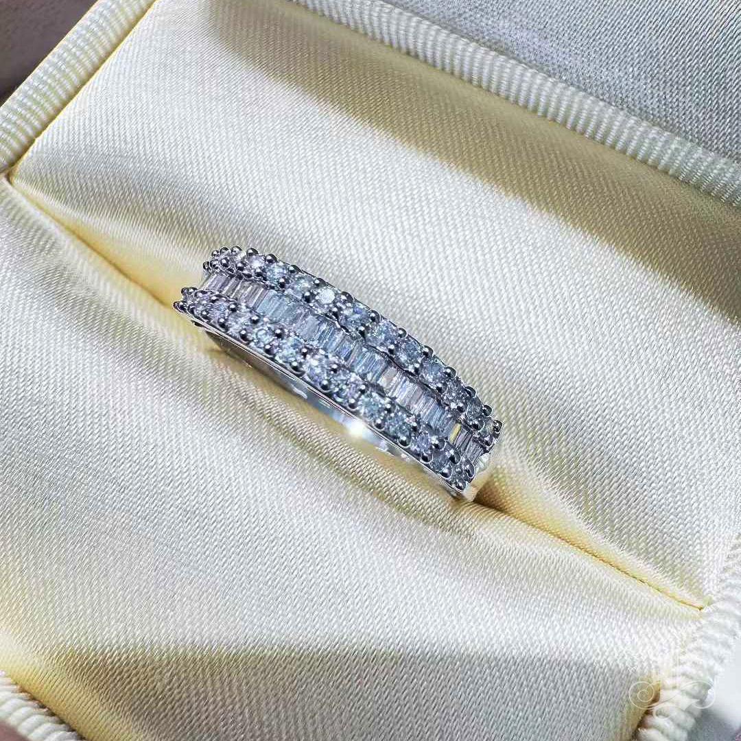 Petite Signature】Classic 0,50ct Diamantband in 18K Weißgold im Zustand „Neu“ im Angebot in New York, NY
