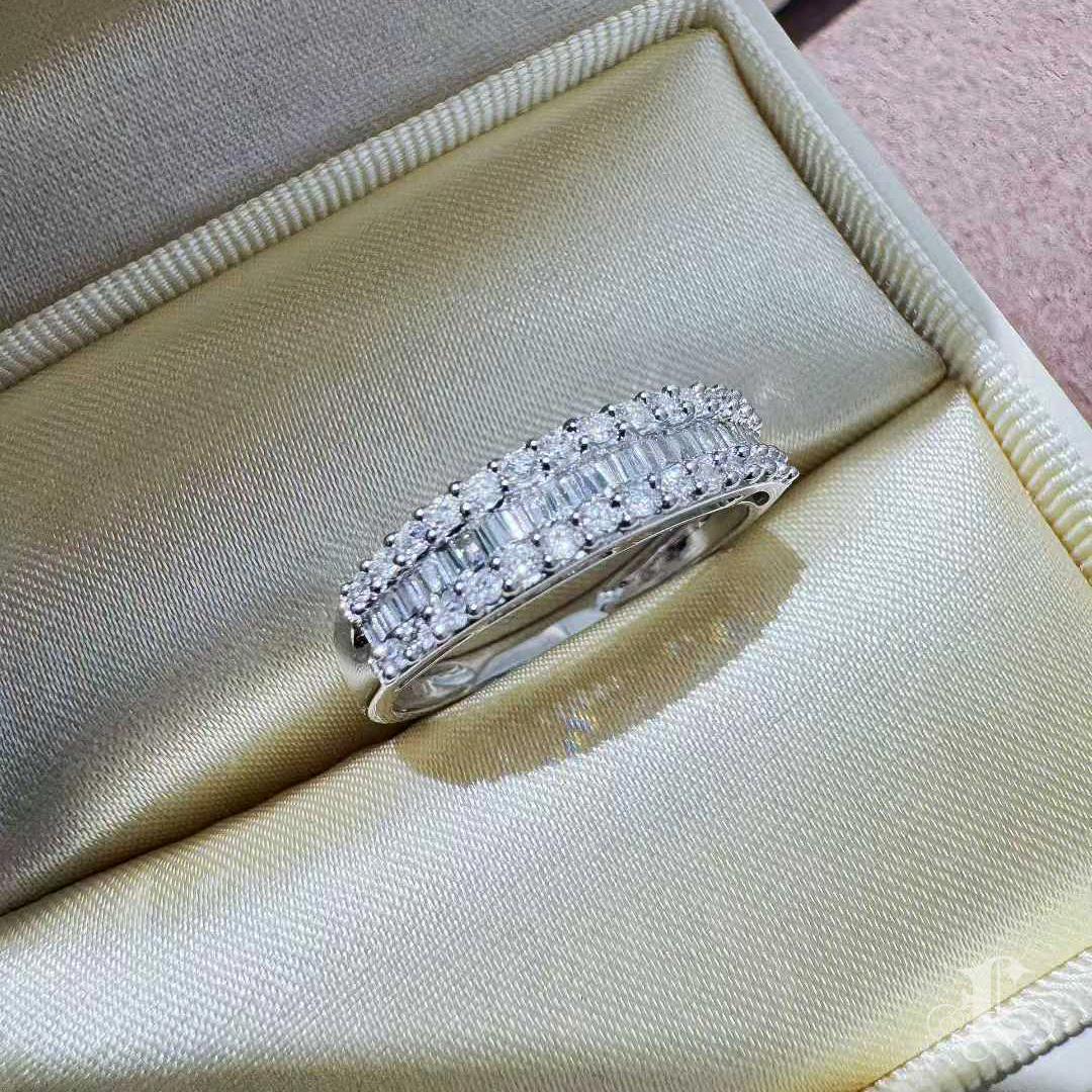 Petite Signature】Classic 0,50ct Diamantband in 18K Weißgold Damen im Angebot