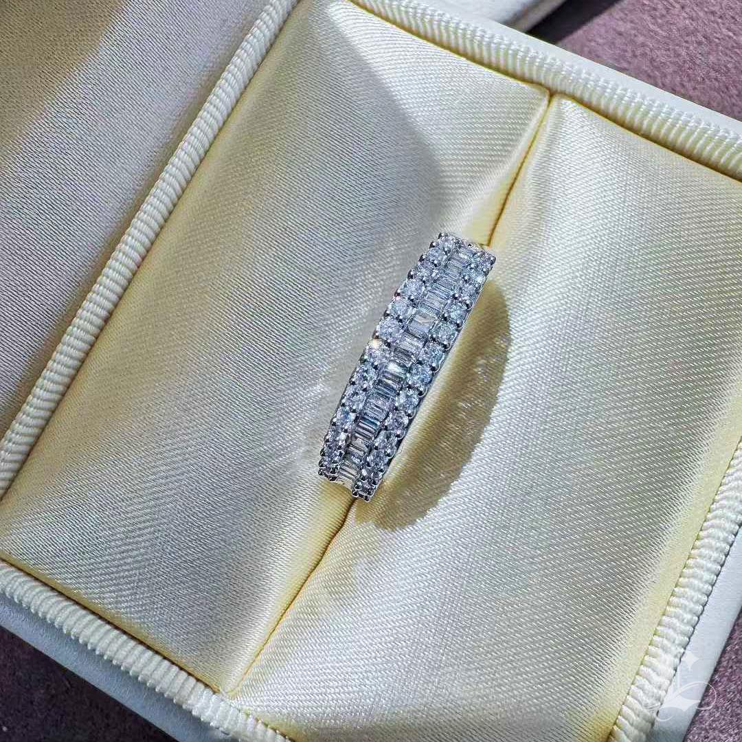 Petite Signature】Classic 0,50ct Diamantband in 18K Weißgold im Angebot 1