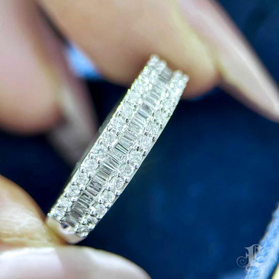 Petite Signature】Classic 0,50ct Diamantband in 18K Weißgold im Angebot 2