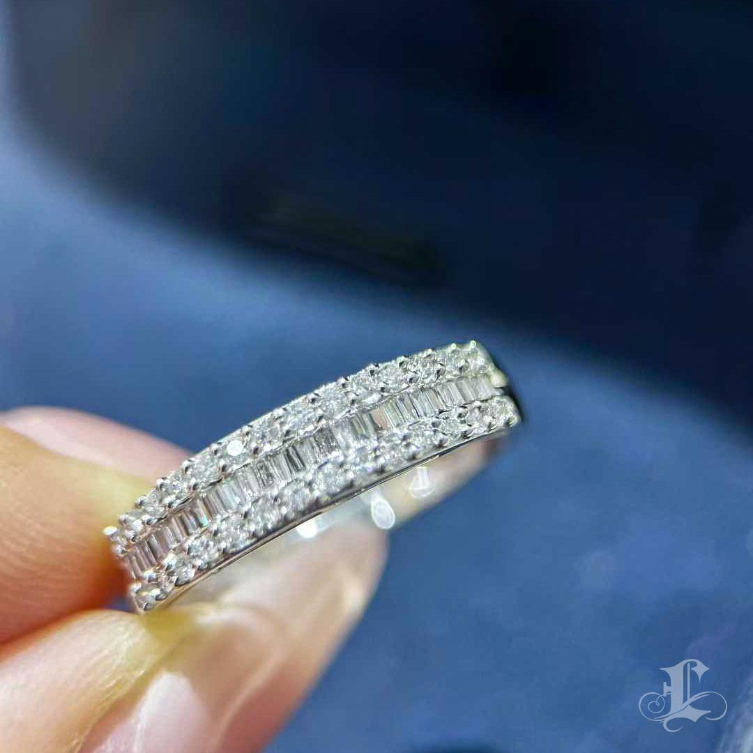 Petite Signature】Classic 0,50ct Diamantband in 18K Weißgold im Angebot 3