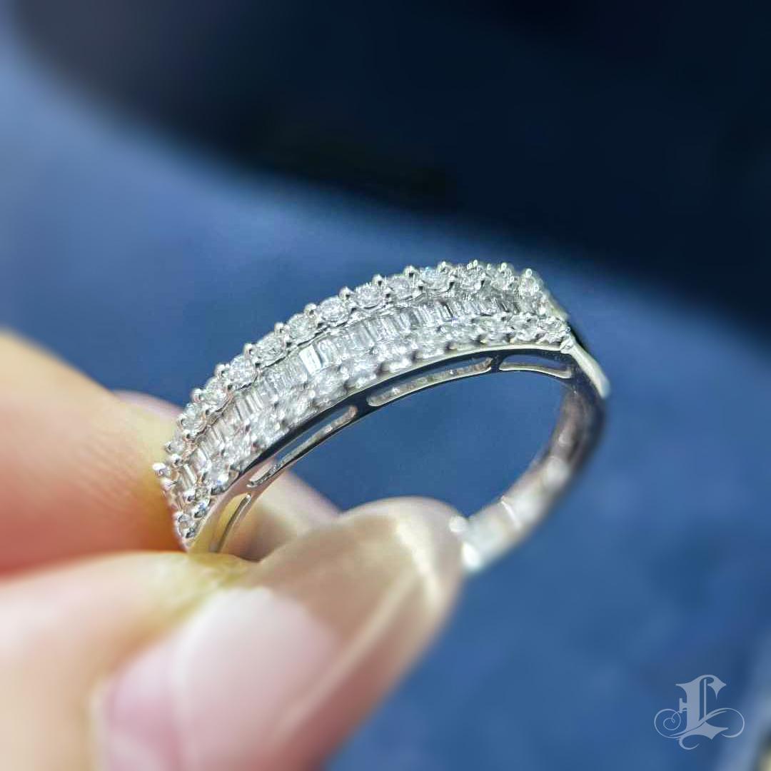 Petite Signature】Classic 0,50ct Diamantband in 18K Weißgold im Angebot 4