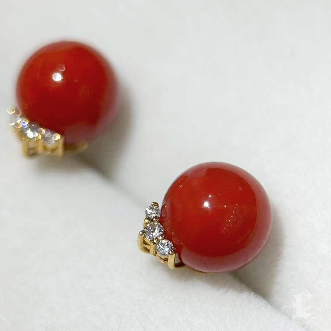 【Petite Signature】Classic Sardinian Red Coral & Diamond Stud Earrings Neuf - En vente à New York, NY