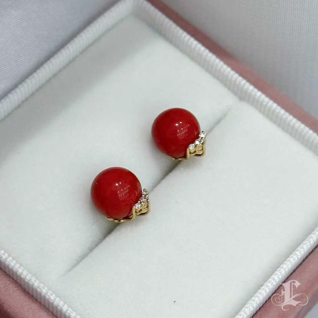 【Petite Signature】Classic Sardinian Red Coral & Diamond Stud Earrings en vente 1