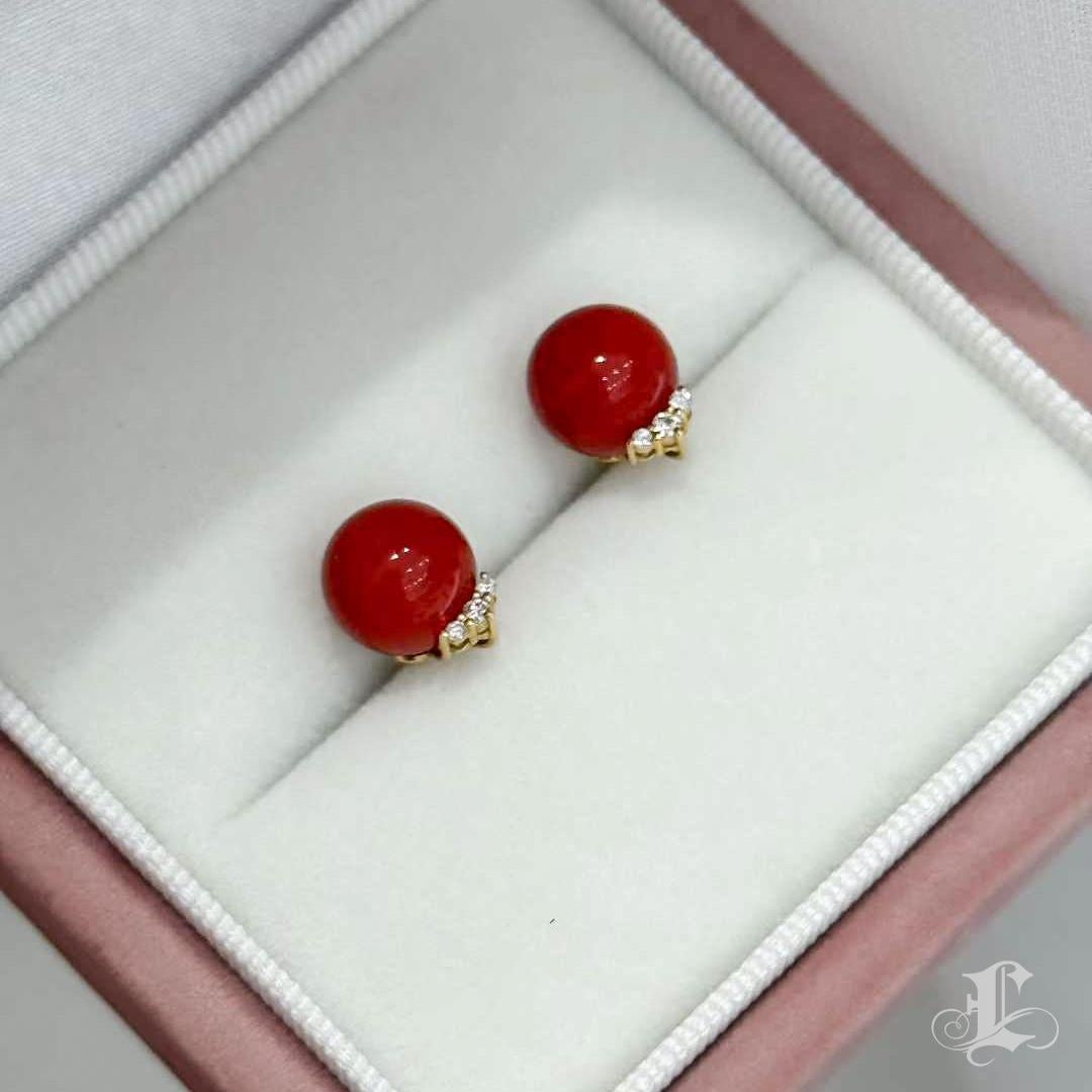 【Petite Signature】Classic Sardinian Red Coral & Diamond Stud Earrings en vente 2