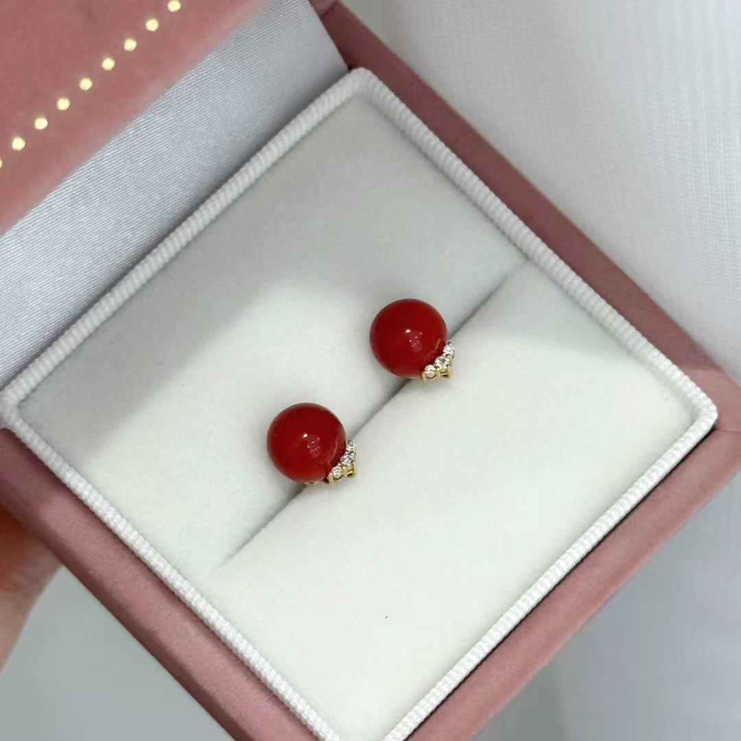 【Petite Signature】Classic Sardinian Red Coral & Diamond Stud Earrings en vente 3