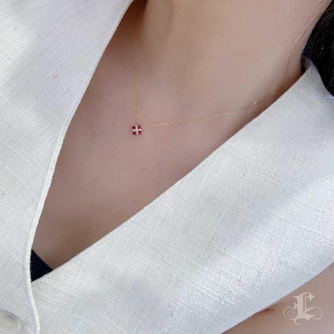 Quadrato Collana con ciondolo a forma di croce cremisi con rubino e diamante in vendita