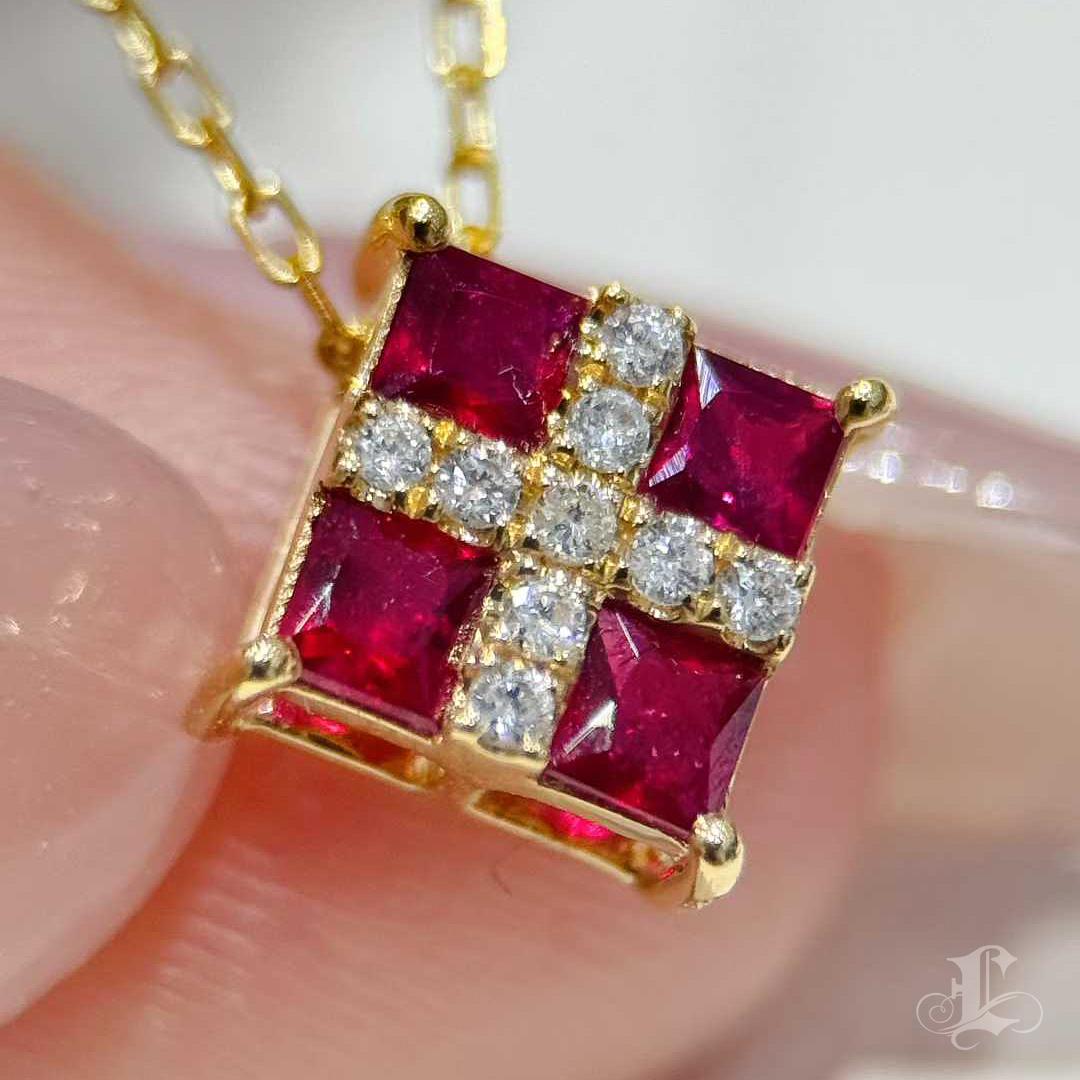 Collana con ciondolo a forma di croce cremisi con rubino e diamante In condizioni Nuovo in vendita a New York, NY