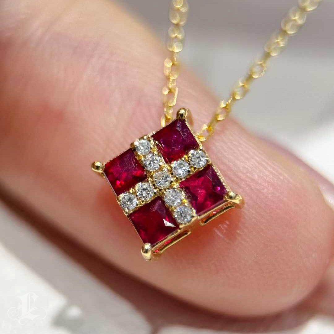Donna Collana con ciondolo a forma di croce cremisi con rubino e diamante in vendita