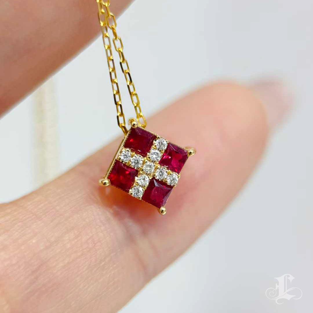 Collana con ciondolo a forma di croce cremisi con rubino e diamante in vendita 1