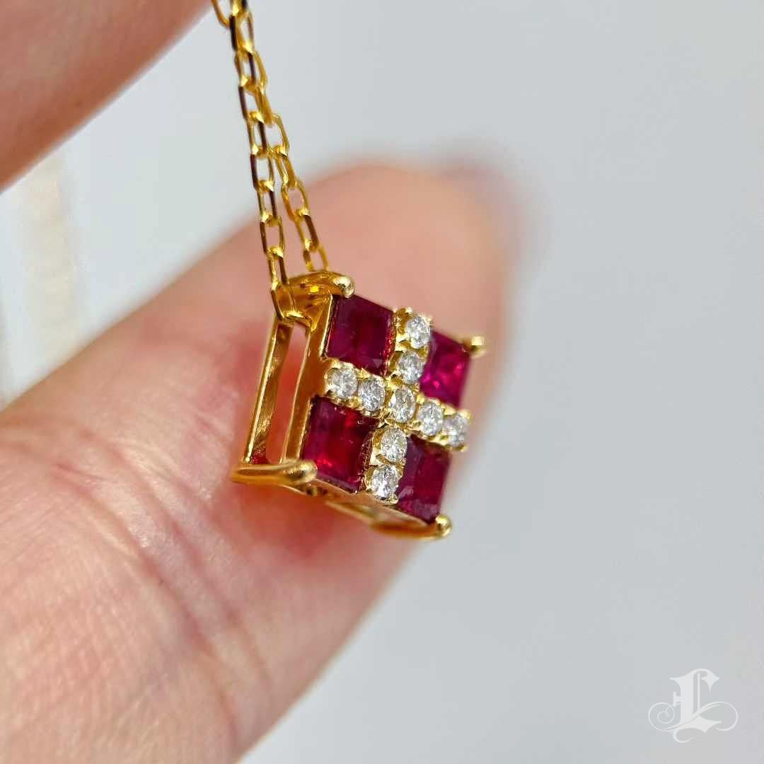 Collana con ciondolo a forma di croce cremisi con rubino e diamante in vendita 2