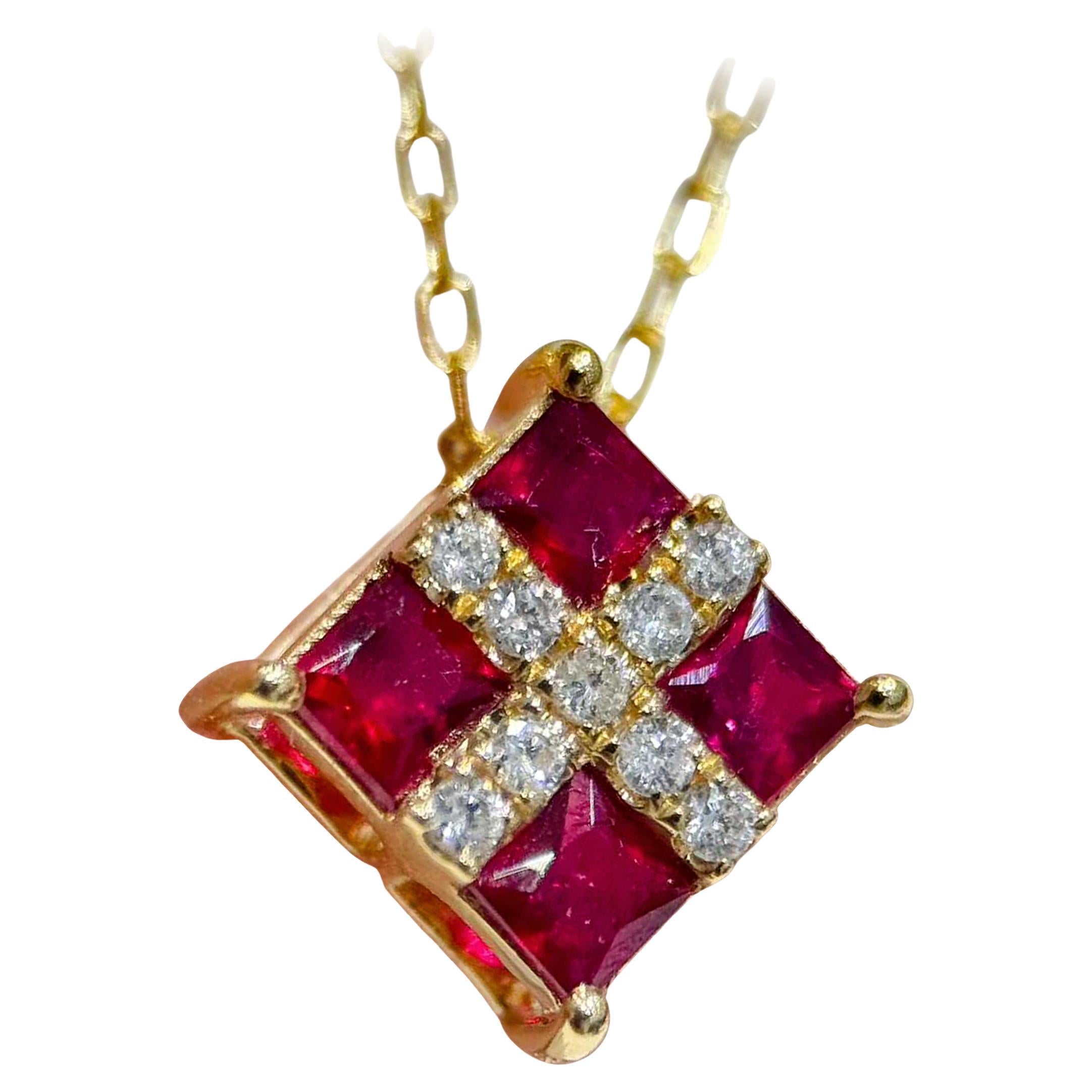 Collana con ciondolo a forma di croce cremisi con rubino e diamante