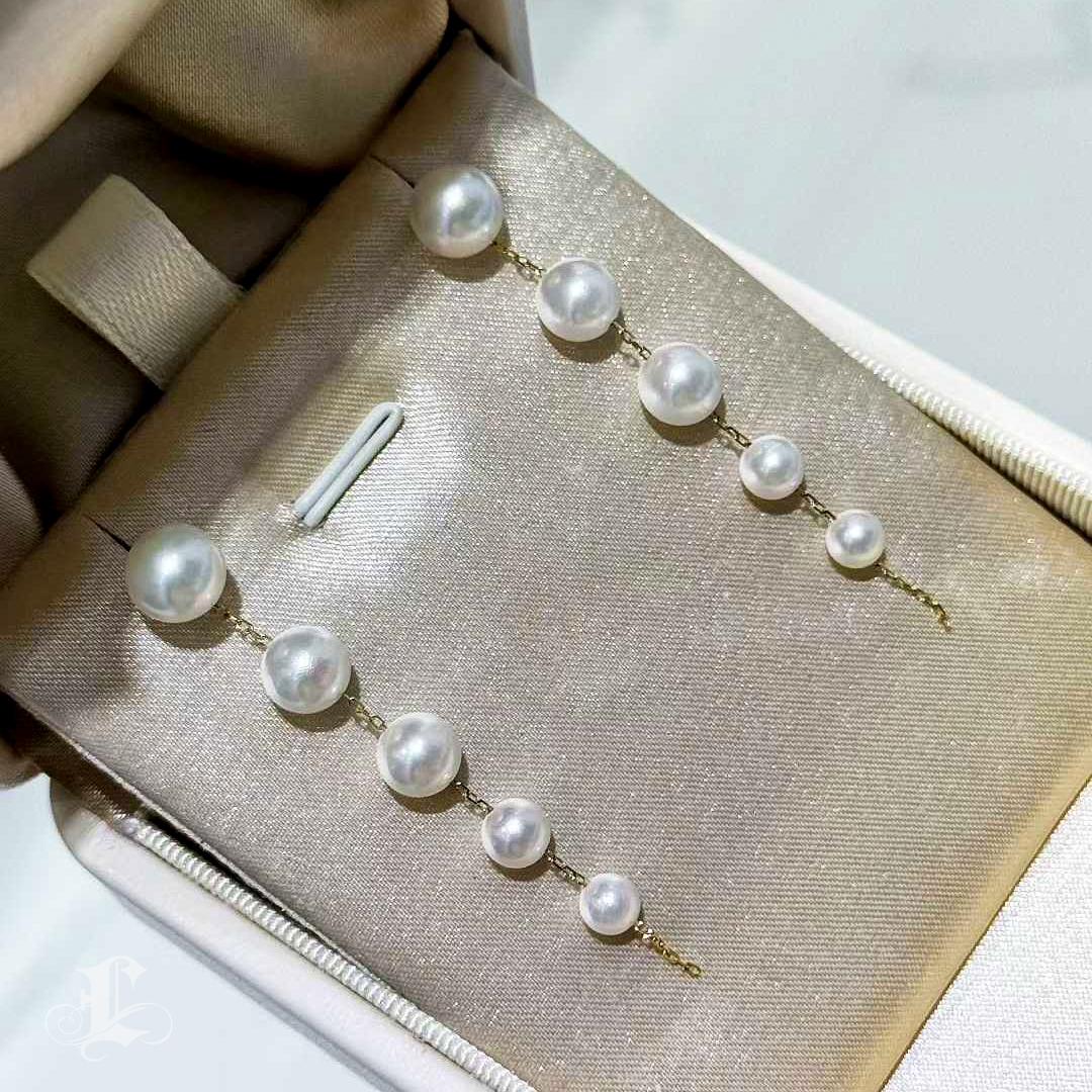 【Petite Signature】Dewline Aurora Akoya Pearl Drop Earrings in 18K Gold Neuf - En vente à New York, NY