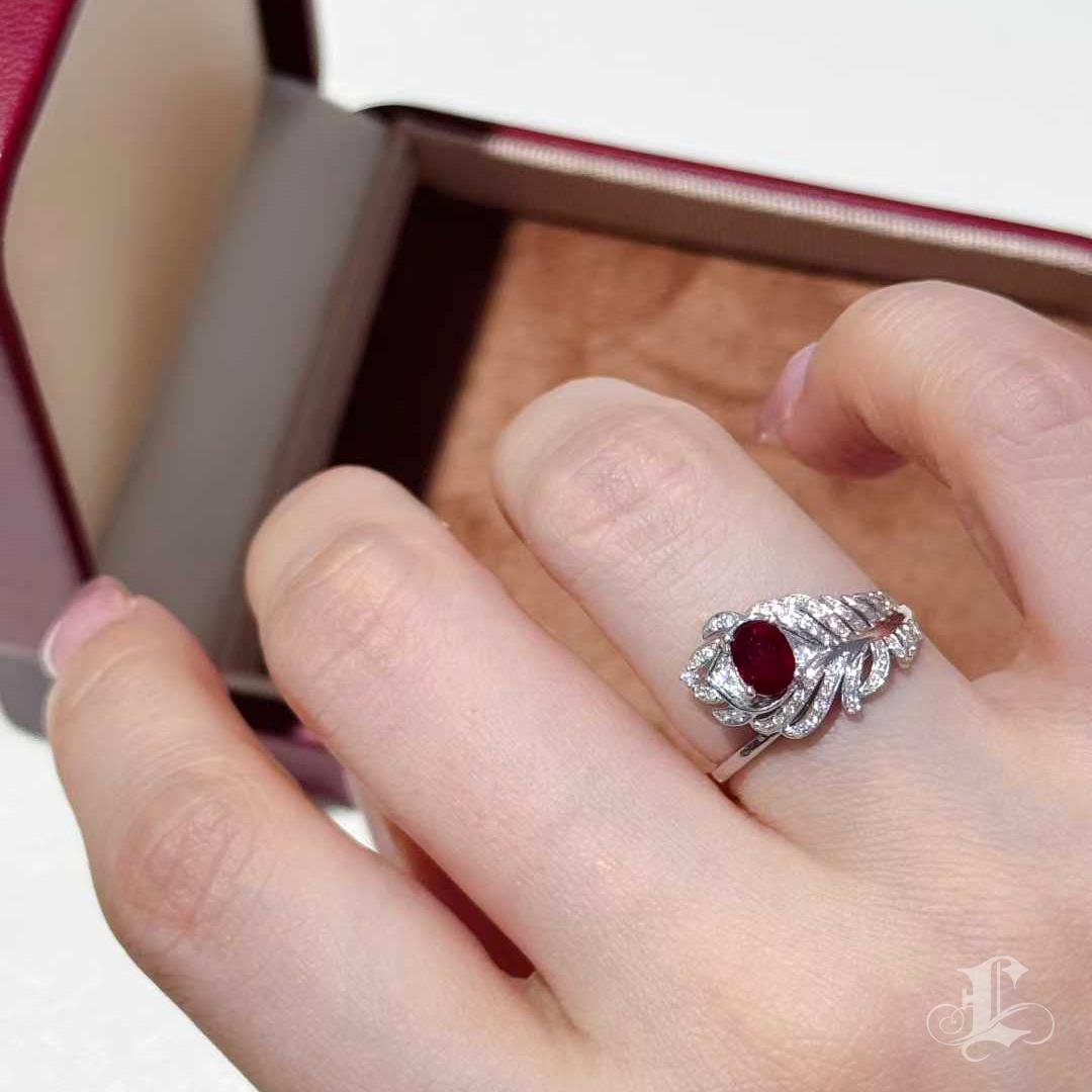 Taglio ovale Firma Petite】 Anello in platino con rubino e diamanti a forma di fiamma in vendita