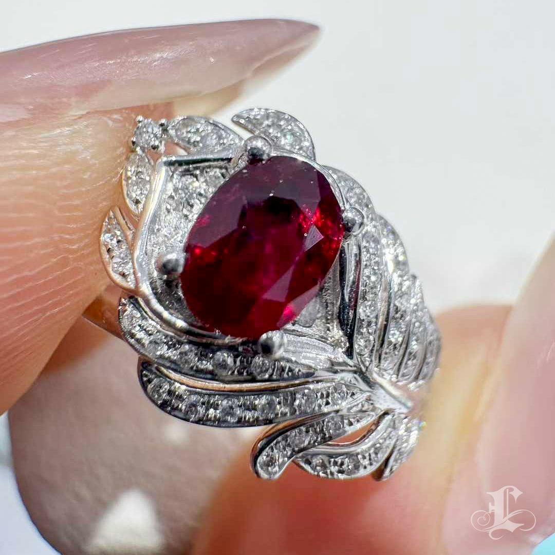Firma Petite】 Anello in platino con rubino e diamanti a forma di fiamma In condizioni Nuovo in vendita a New York, NY