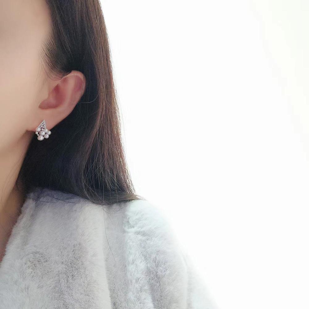 Grezzo 【Petite Signature】Orecchini geometrici con diamanti e perle Akoya in oro bianco 18 carati in vendita