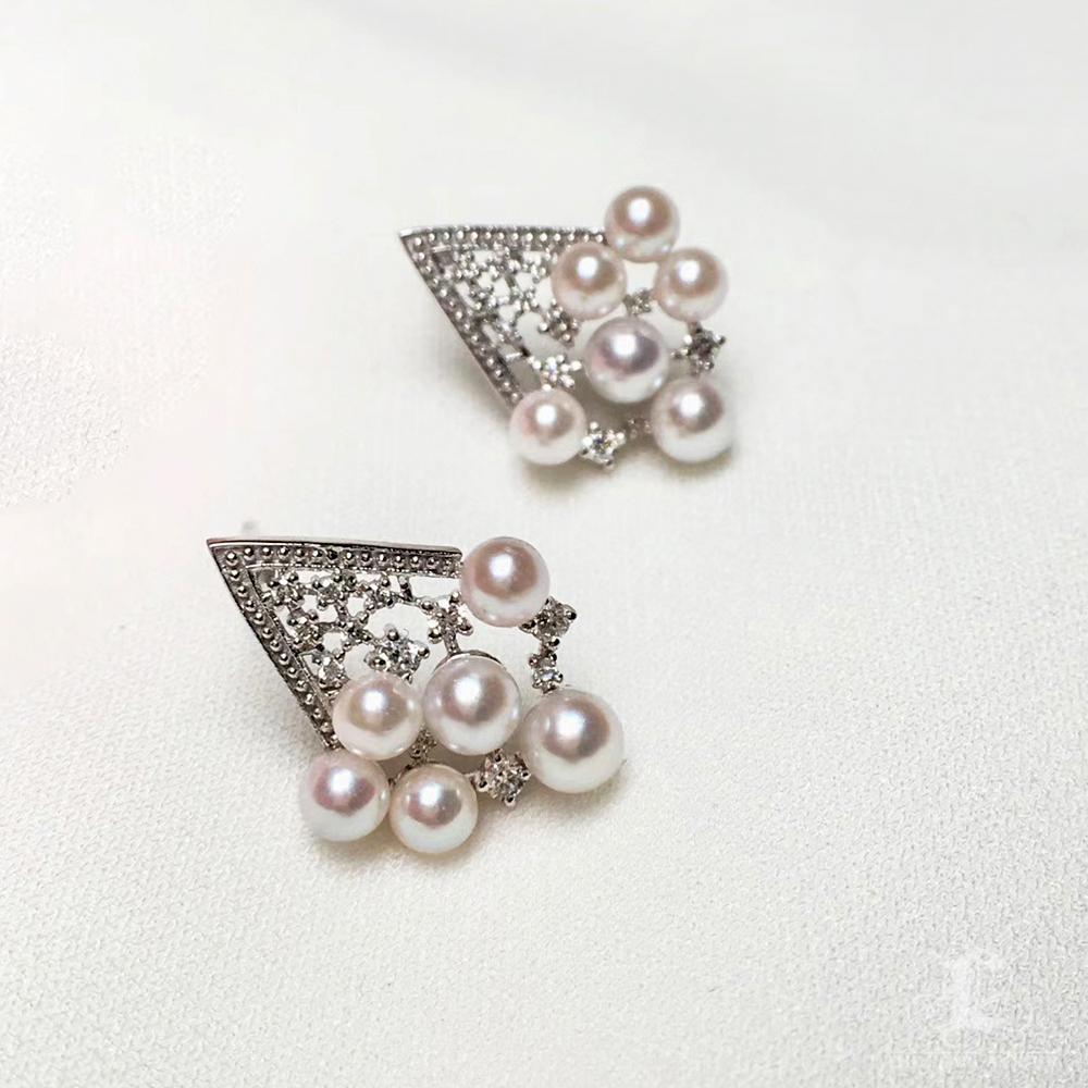 【Petite Signature】Orecchini geometrici con diamanti e perle Akoya in oro bianco 18 carati In condizioni Nuovo in vendita a New York, NY