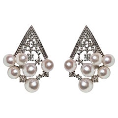 【Petite Signature】Orecchini geometrici con diamanti e perle Akoya in oro bianco 18 carati