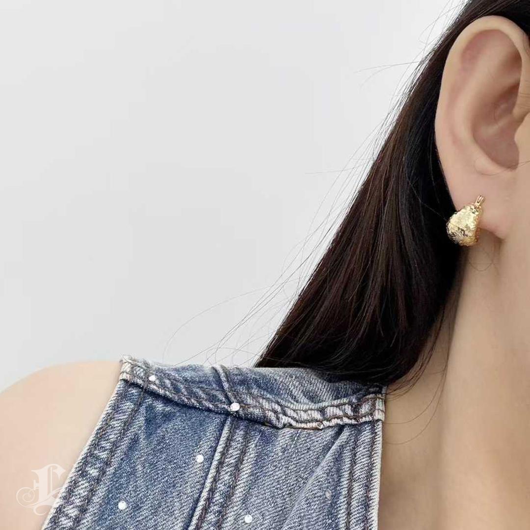 【Petite Signature】Golden Flicker - Pendientes esculpidos en forma de cúpula de oro facetado de 18 quilates en Nuevo estado para la venta en New York, NY