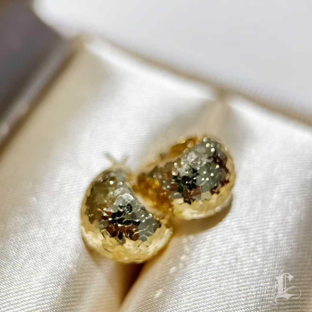 【Petite Signature】Golden Flicker - Pendientes esculpidos en forma de cúpula de oro facetado de 18 quilates en venta 1