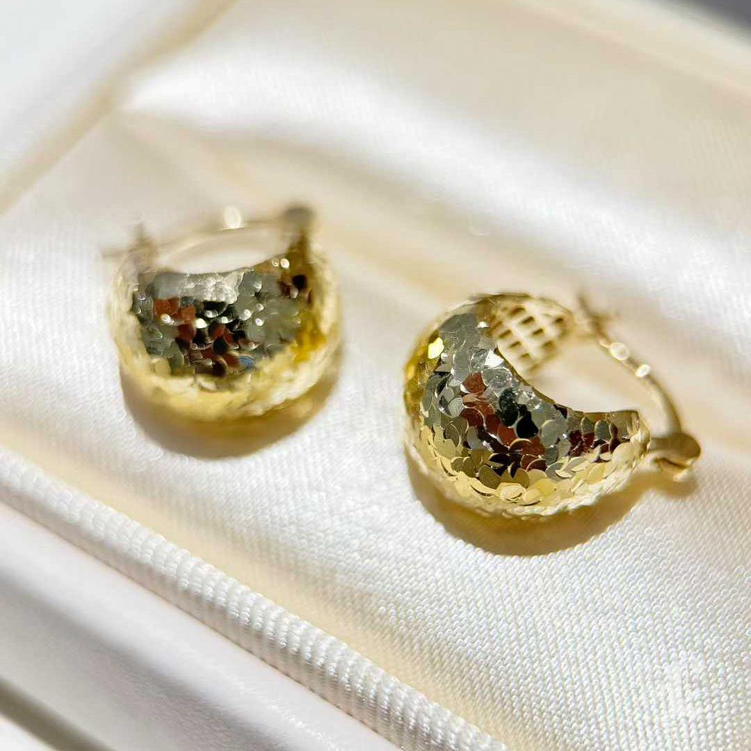 【Petite Signature】Golden Flicker - Pendientes esculpidos en forma de cúpula de oro facetado de 18 quilates en venta 2