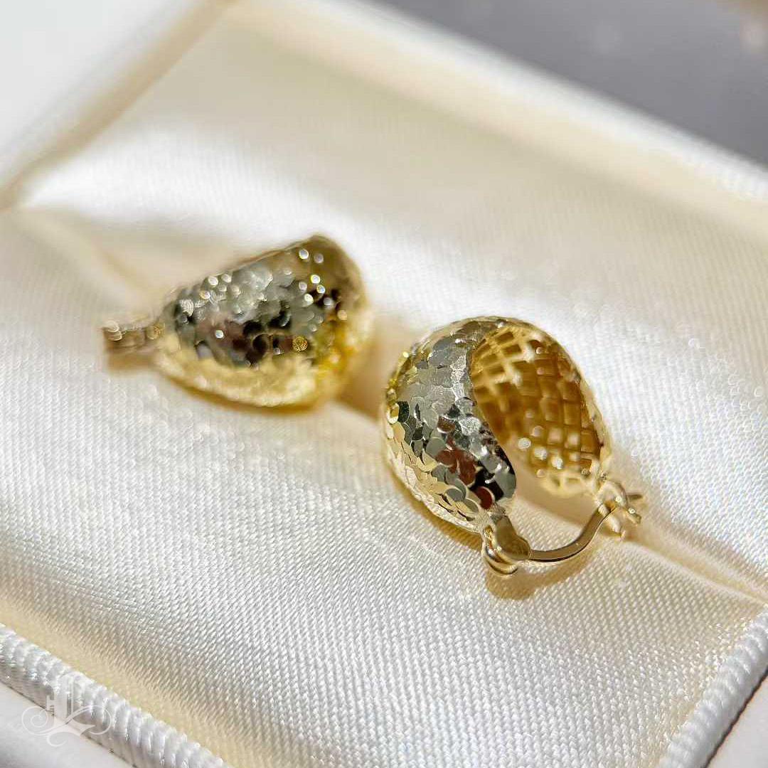 【Petite Signature】Golden Flicker - Pendientes esculpidos en forma de cúpula de oro facetado de 18 quilates en venta 3