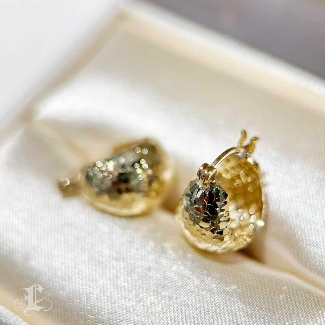【Petite Signature】Golden Flicker - Pendientes esculpidos en forma de cúpula de oro facetado de 18 quilates en venta 4