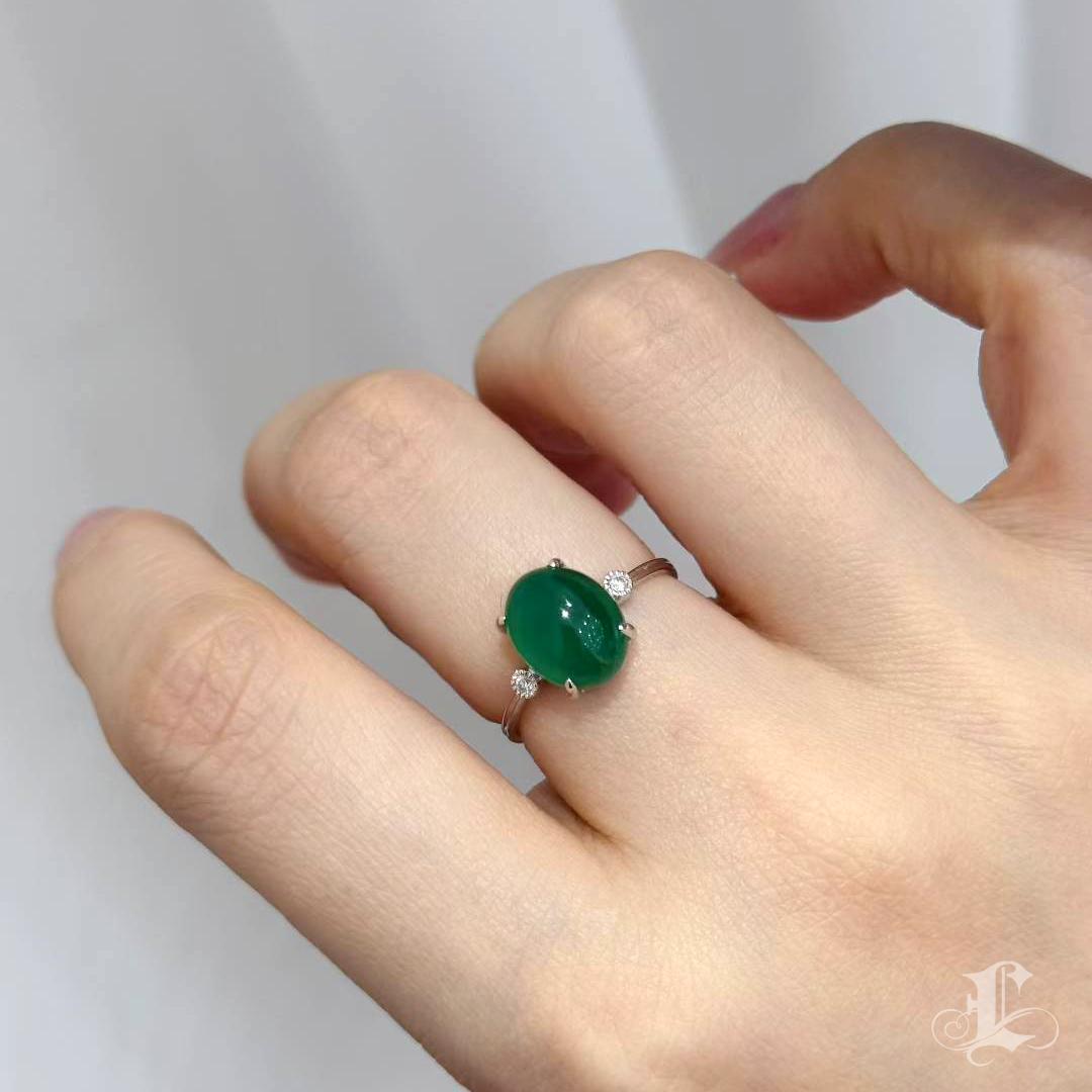Taglio brillante 【Petite Signature】 Anello con smeraldo cabochon Verdant Muse certificatoGRC - 3,86ct in vendita