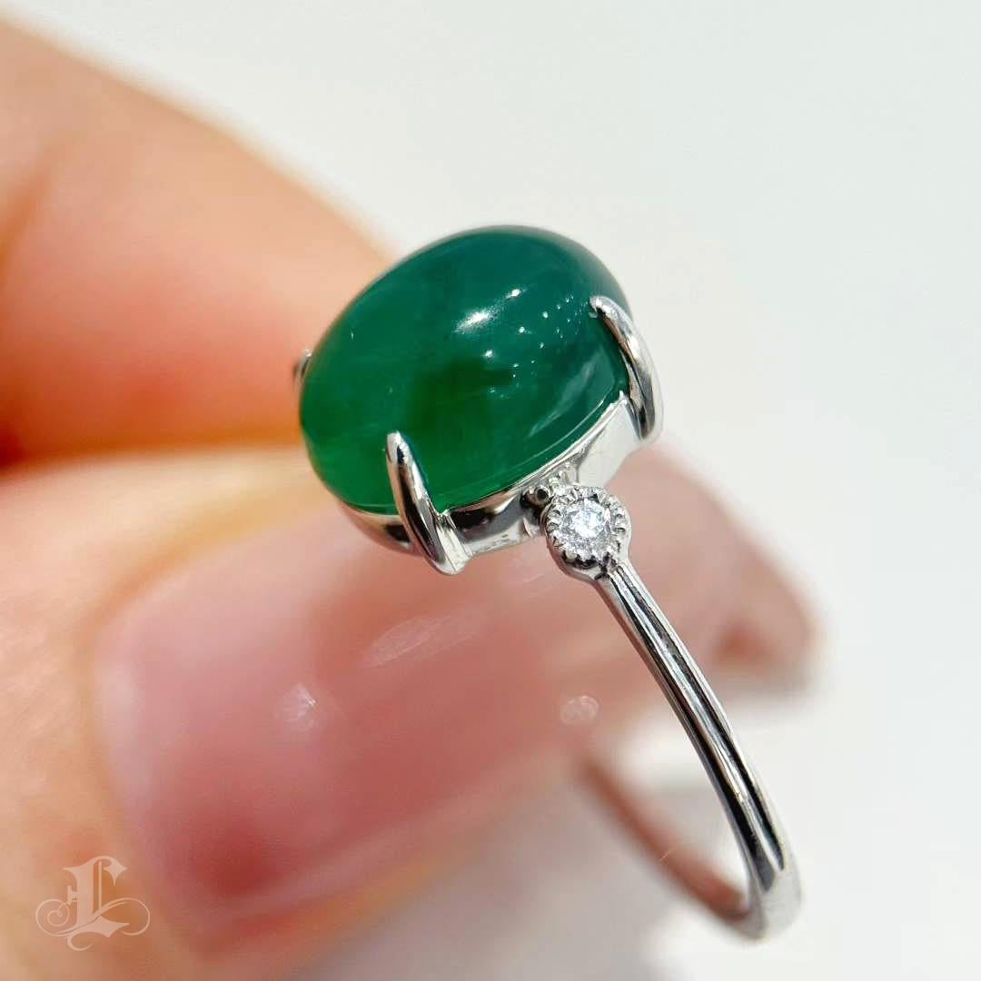 【Petite Signature】 Anello con smeraldo cabochon Verdant Muse certificatoGRC - 3,86ct in vendita 1