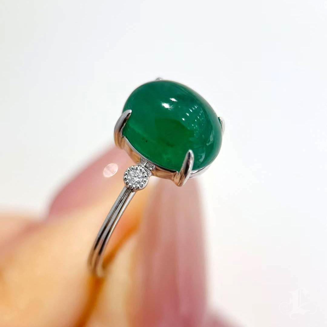 【Petite Signature】 Anello con smeraldo cabochon Verdant Muse certificatoGRC - 3,86ct in vendita 3