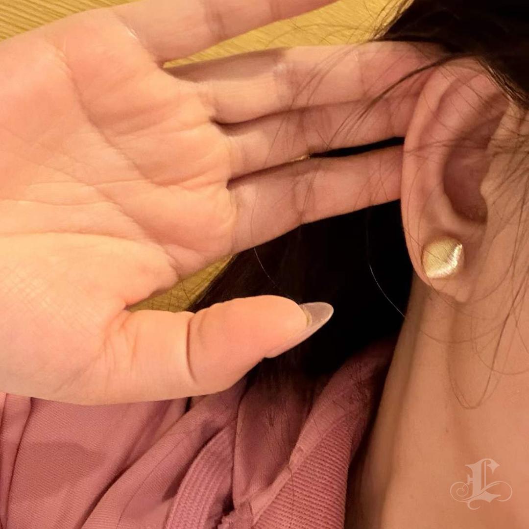 【Petite Signature】Italian Brushed 18K Gold Sculptural Earrings In New Condition For Sale In New York, NY