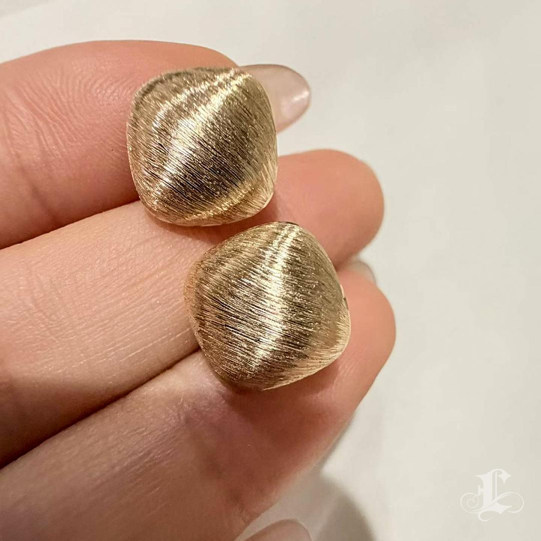 【Petite Signature】Italian Brushed 18K Gold Sculptural Earrings For Sale 1
