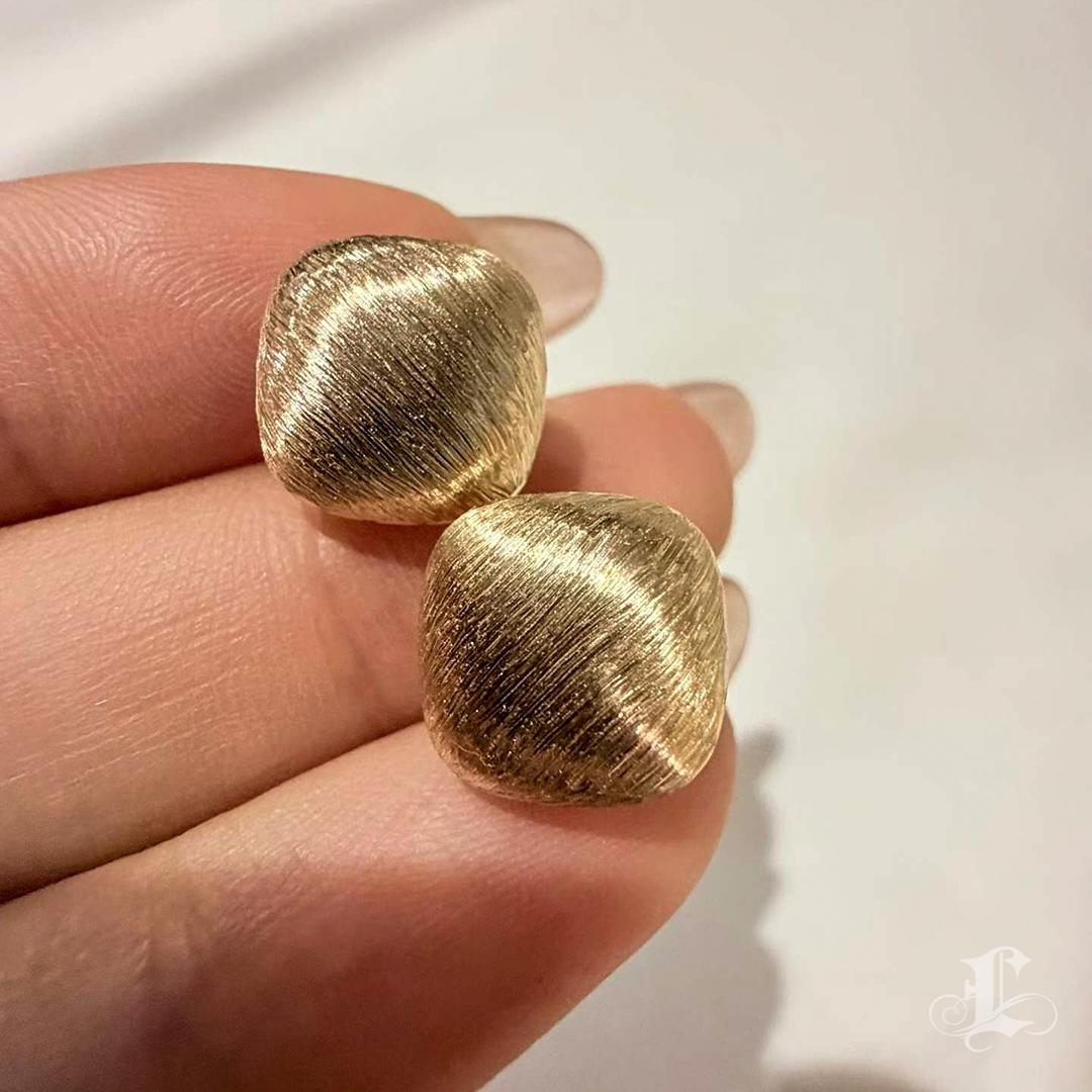 【Petite Signature】Italian Brushed 18K Gold Sculptural Earrings For Sale 2