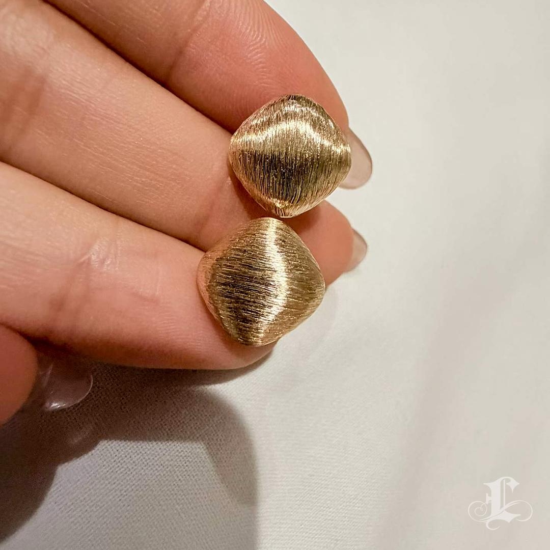 【Petite Signature】Italian Brushed 18K Gold Sculptural Earrings For Sale 3