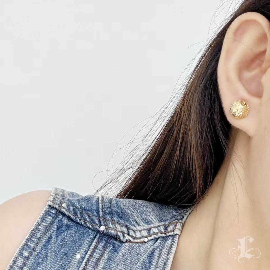 【Petite Signature】Lustre Cúpula - Pendientes facetados de oro de 18 quilates, 1cm en Nuevo estado para la venta en New York, NY