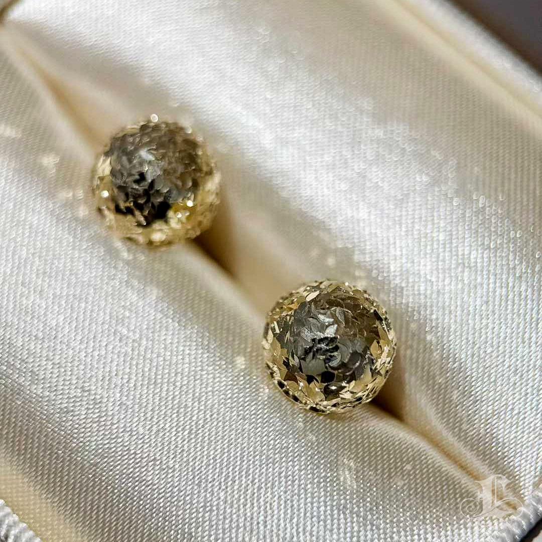 De las mujeres 【Petite Signature】Lustre Cúpula - Pendientes facetados de oro de 18 quilates, 1cm en venta