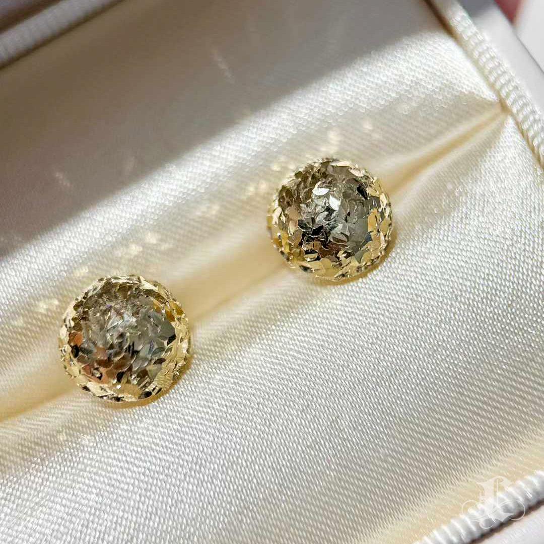 【Petite Signature】Lustre Cúpula - Pendientes facetados de oro de 18 quilates, 1cm en venta 1
