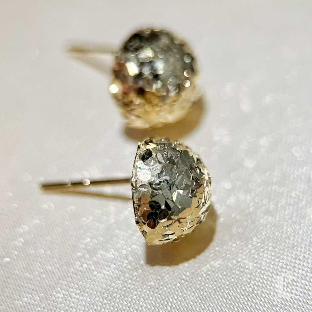 【Petite Signature】Lustre Cúpula - Pendientes facetados de oro de 18 quilates, 1cm en venta 2