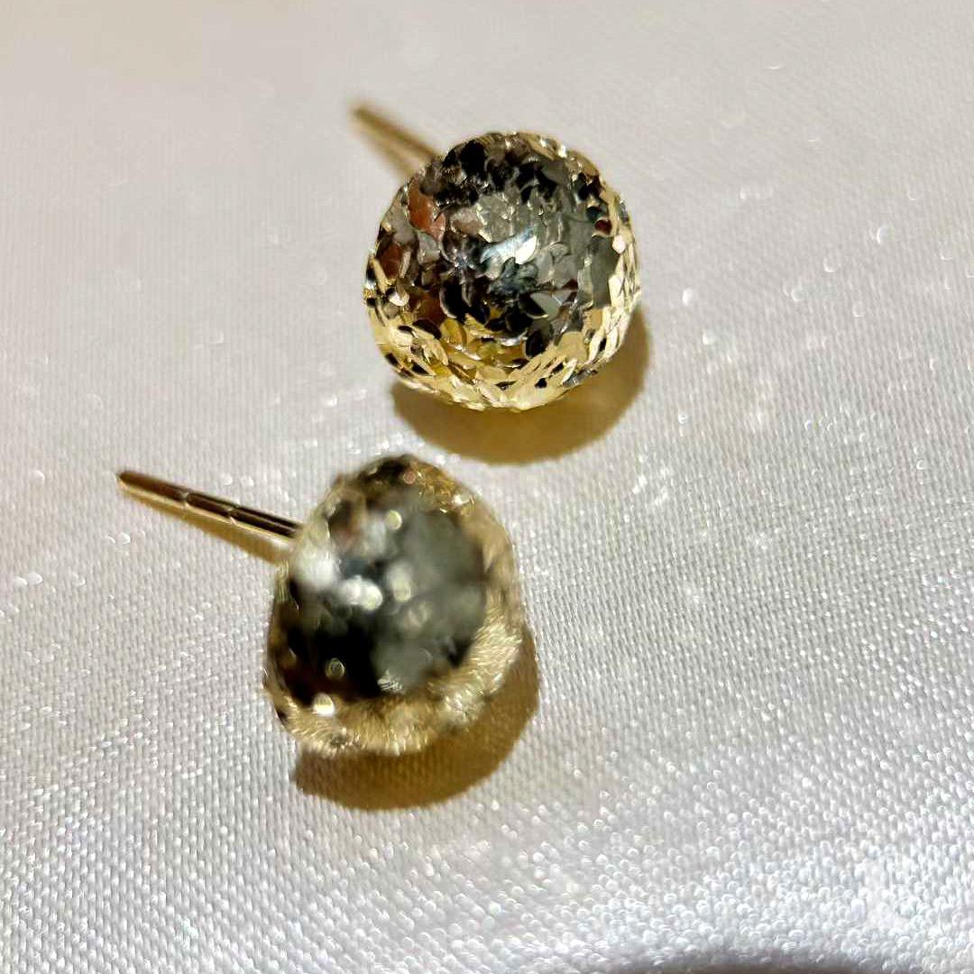 【Petite Signature】Lustre Cúpula - Pendientes facetados de oro de 18 quilates, 1cm en venta 3