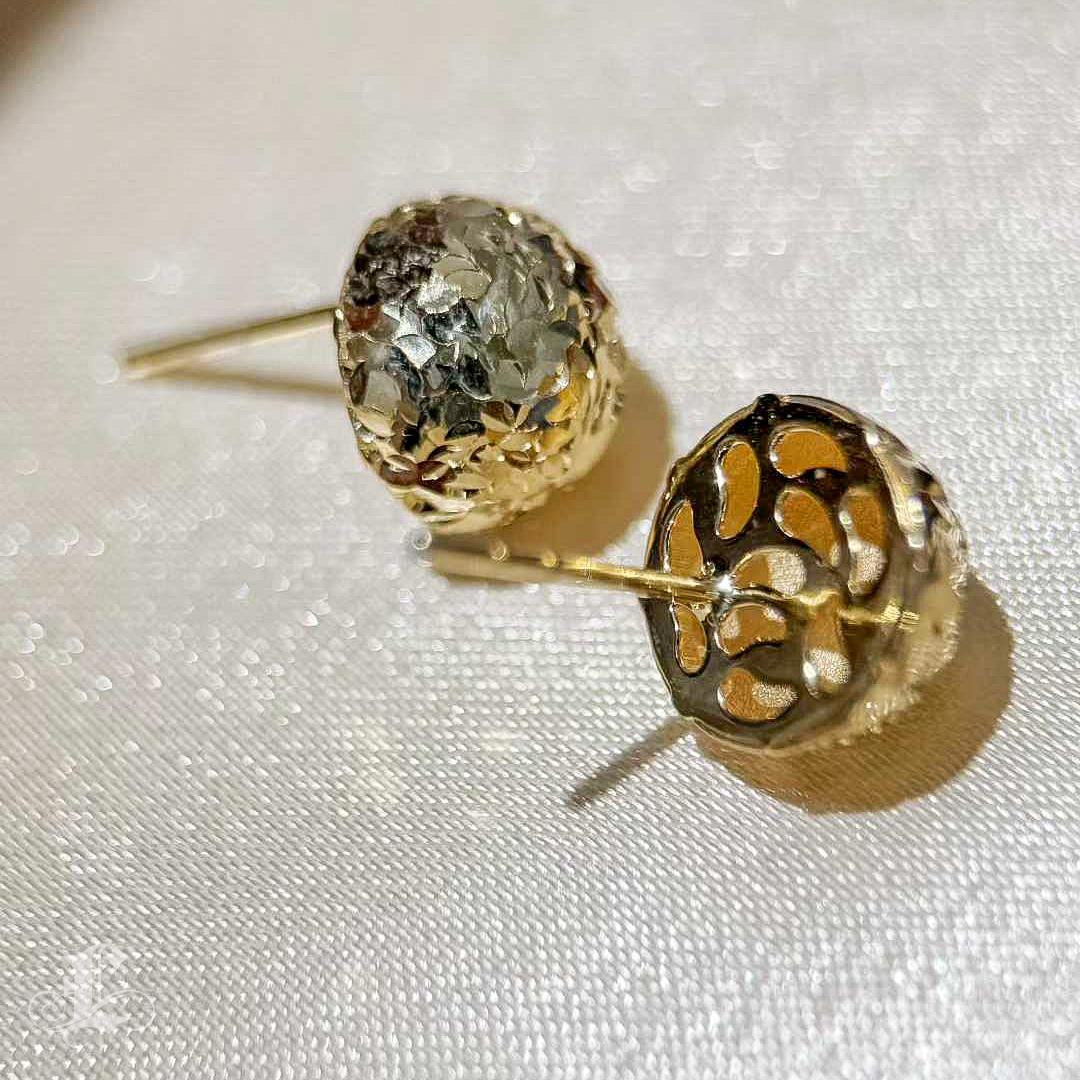 【Petite Signature】Lustre Cúpula - Pendientes facetados de oro de 18 quilates, 1cm en venta 4