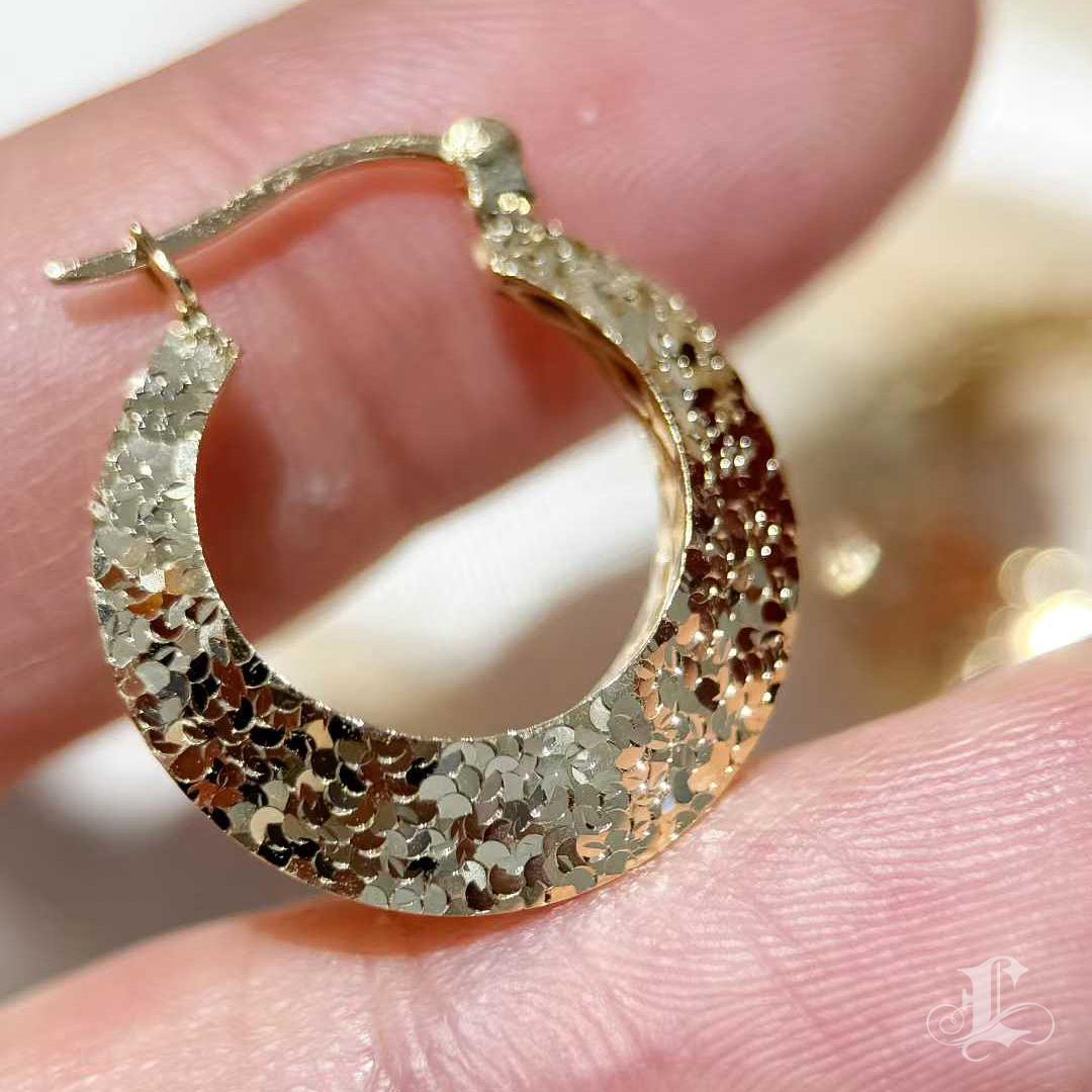【Petite Signature】Moon Arc Glow Boucle d'oreille à facettes en or 18K Pour femmes en vente