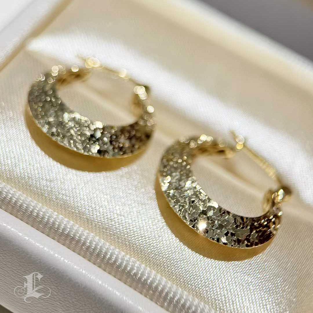 【Petite Signature】Moon Arc Glow Boucle d'oreille à facettes en or 18K en vente 1