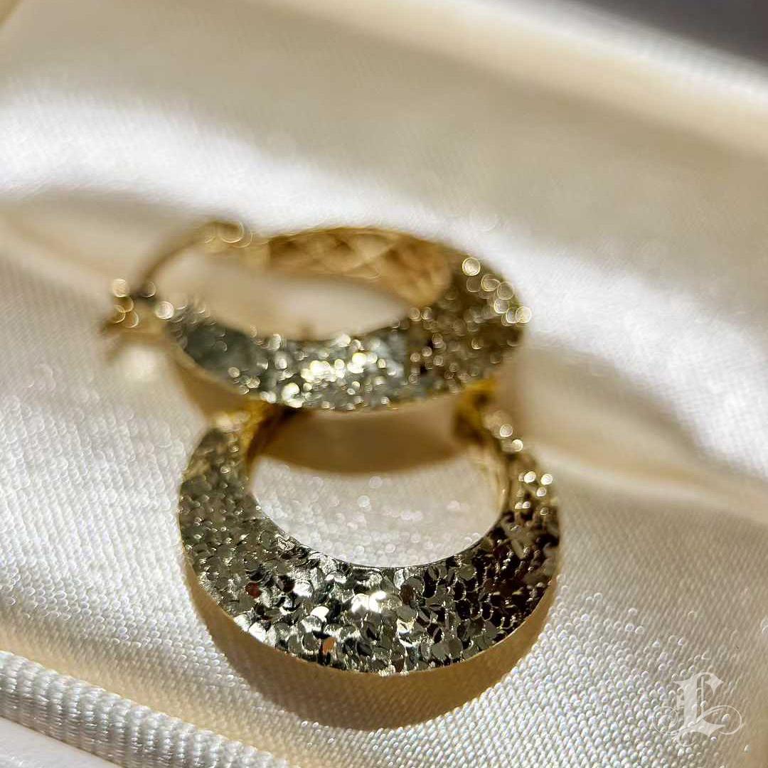 【Petite Signature】Moon Arc Glow Boucle d'oreille à facettes en or 18K en vente 2